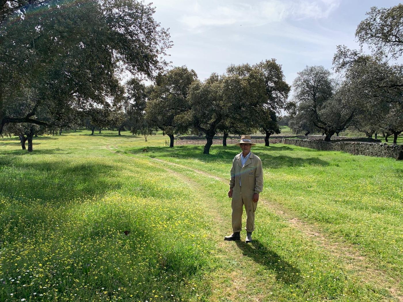 La familia de Finca Navalalteza en su dehesa del Valle de los Pedroches