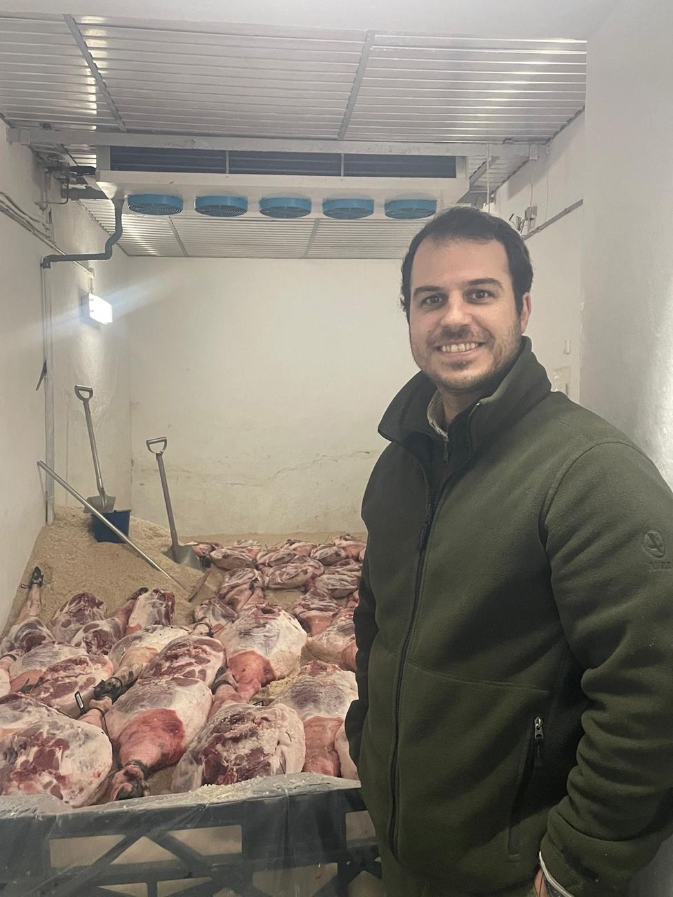 Un miembro de Finca Navalalteza en el secadero de Jabugo durante la salazón